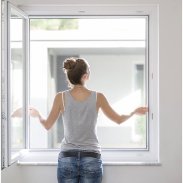 Dieses Bild Zeigt einen Spannrahmen wie er ins Fenster eingesetzt wird