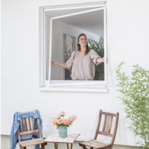 Dieses Bild Zeigt einen Spannrahmen wie er ins Fenster eingesetzt wird