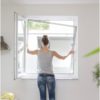 Dieses Bild Zeigt einen Spannrahmen wie er ins Fenster eingesetzt wird