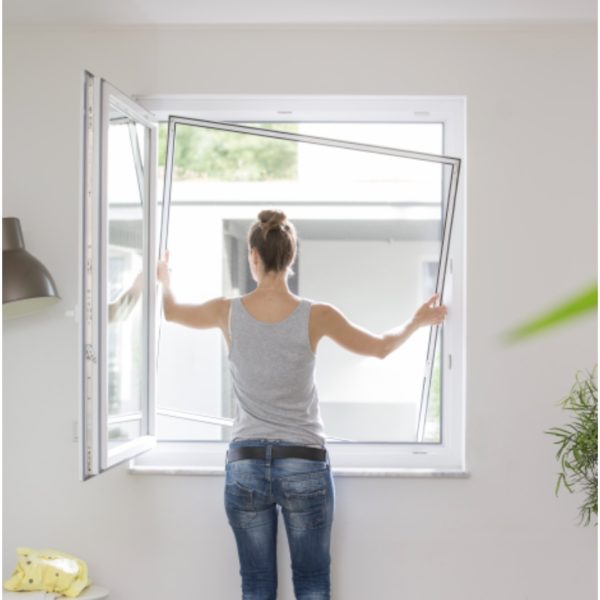 Dieses Bild Zeigt einen Spannrahmen wie er ins Fenster eingesetzt wird