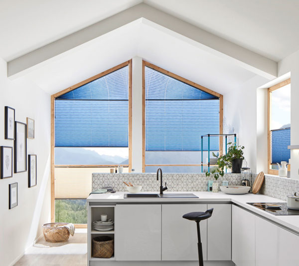 Dieses Bild Zeigt ein im Fenster verspanntes Plissee in Sonderform