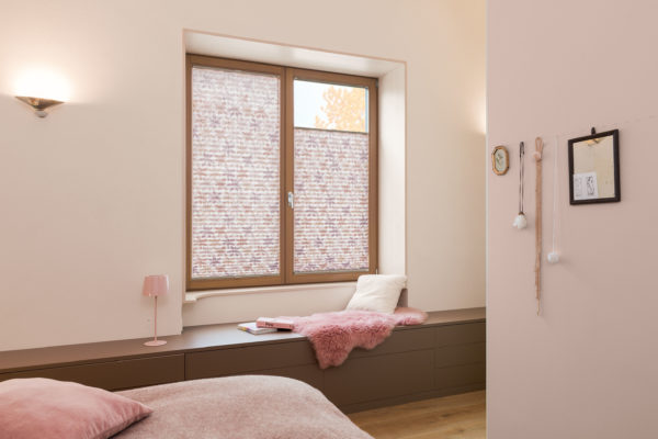 Dieses Bild Zeigt ein im Fenster verspanntes Plissee der Firma MHZ