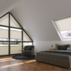 Dieses Bild Zeigt ein im Fenster verspanntes Plissee in Sonderform