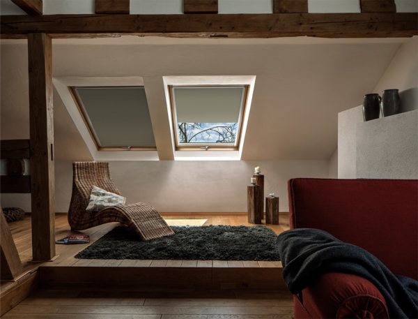 Dieses Bild zeig ein Dachfensterollo der Firma Cortina