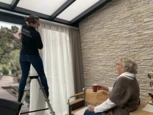 Bild zeigt das abnehmen der Gardinen