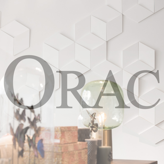 Diese Bild zeigt eine Wandtafel und das logo von Orac Decor