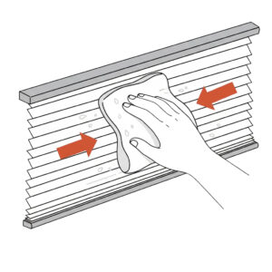 Plissee Reinigung Tuch Illustration zur punktuellen Reinigung eines Plissees: Eine Hand führt ein weiches Baumwolltuch über die gefaltete Oberfläche des Stoffes. Zwei rote Pfeile weisen auf die betroffene Stelle hin, um das vorsichtige Heraustupfen von Verschmutzungen zu verdeutlichen.