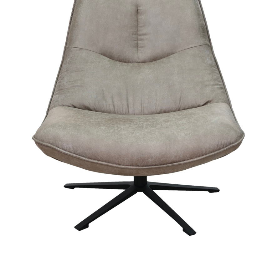 Freigestelltes Produktfoto eines modernen Loungesessels mit graubraunem Kunstlederbezug in Wildlederoptik. Die Sitzschale ist ergonomisch geschwungen mit einer hohen Rückenlehne und weicher Polsterung. Der Sessel steht auf einem mattschwarzen Fünf-Stern-Drehkreuzfuß aus Metall.